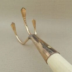 Cultivateur 3 Dents En Cuivre Modèle Taurus - Gamme PKS Bronze -Plantes Jardin Shop Cultivateur 3 dents en cuivre modele Taurus Gamme Schauberger 99230 4