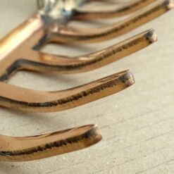 Râteau En Cuivre Modèle Perseus - Gamme PKS Bronze 9 Râteau En Cuivre Modèle Perseus - Gamme PKS Bronze -Plantes Jardin Shop Rateau en cuivre modele Perseus Gamme Schauberger 99234 3