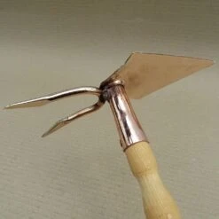 Serfouette à Main Panne Et Fourche En Cuivre Modèle Phoénix - Gamme PKS Bronze -Plantes Jardin Shop Serfouette a main panne et fourche en cuivre modele Phoenix Gamme Schauberger 99222 3